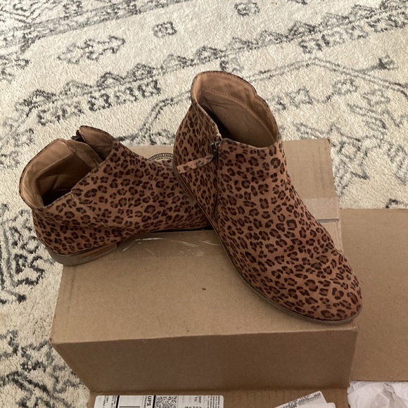 Cat and Jack boots size 6 barely worn great shape - Picture 5 of 5